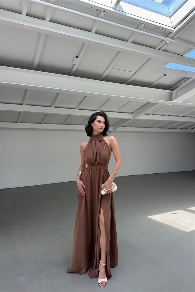 Halter Yaka Yırtmaçlı Şifon Elbise Kahve