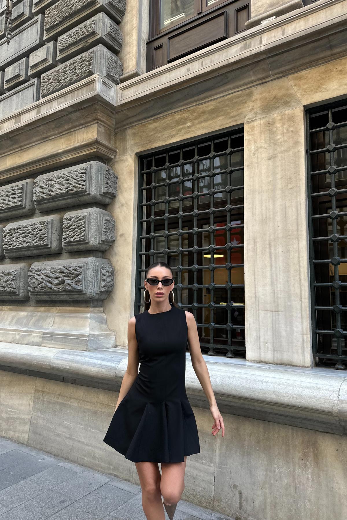 Sıfır Kol Volanlı Elbise Siyah