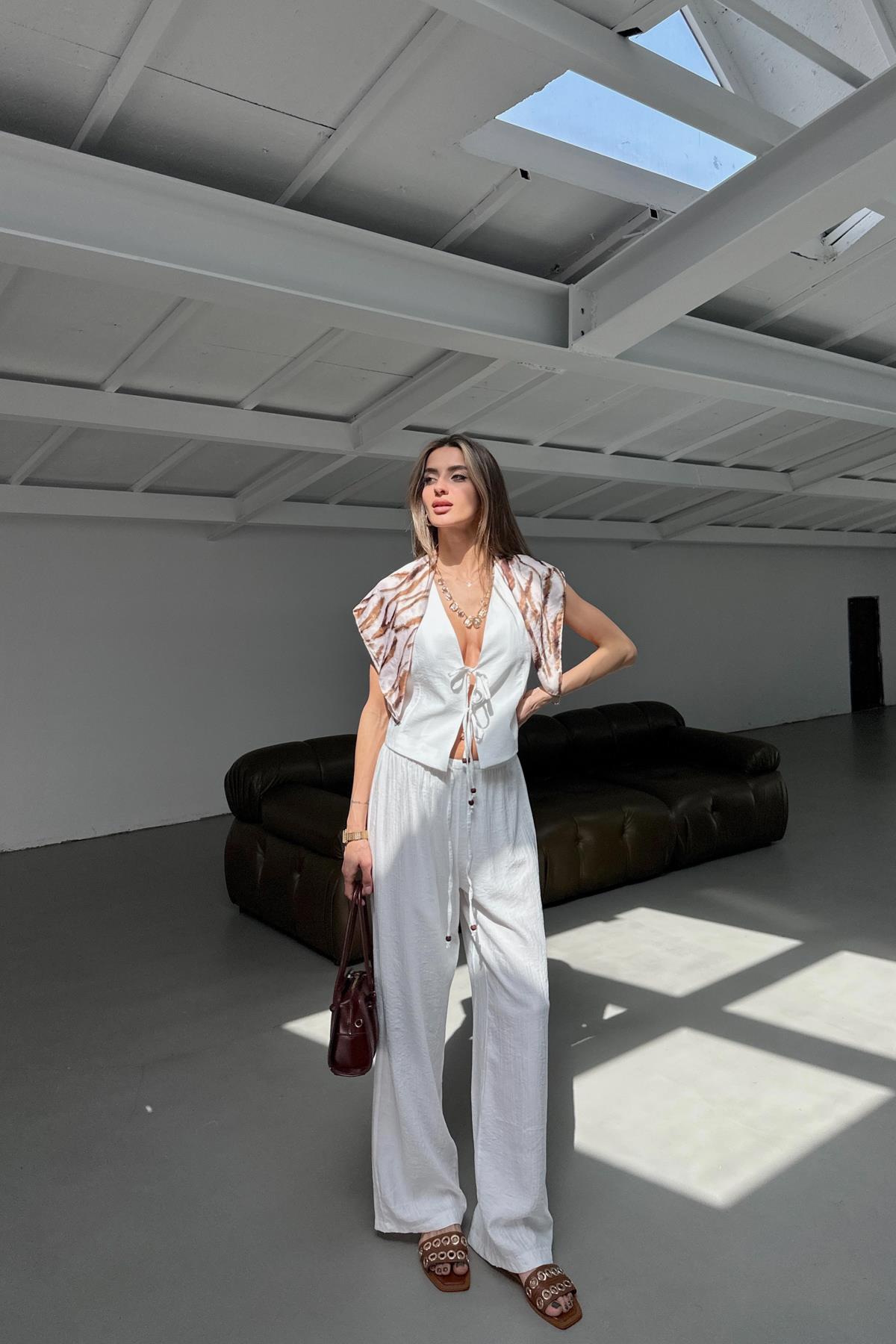 Fiyonk Detaylı Yelekli Keten Takım Beyaz