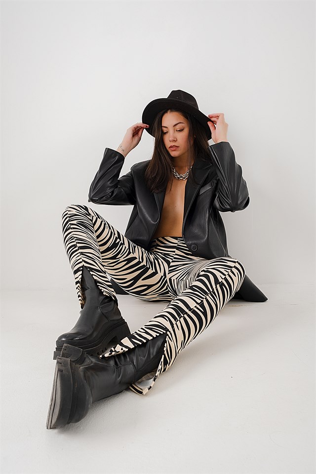 Yırtmaçlı Zebra Desenli Pantolon Siyah