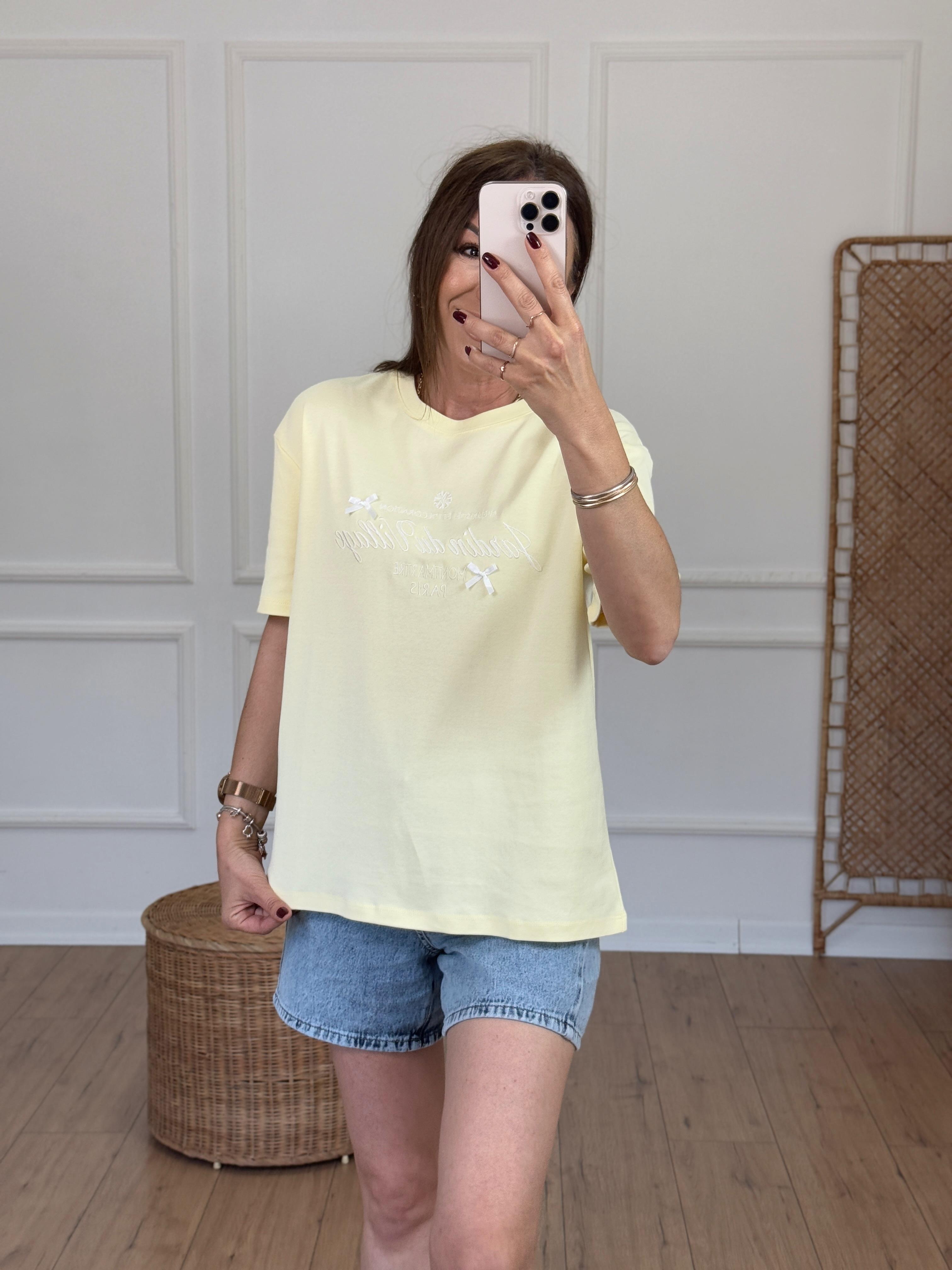 Kurdele Detaylı Yazı Nakışlı Tshirt SARI