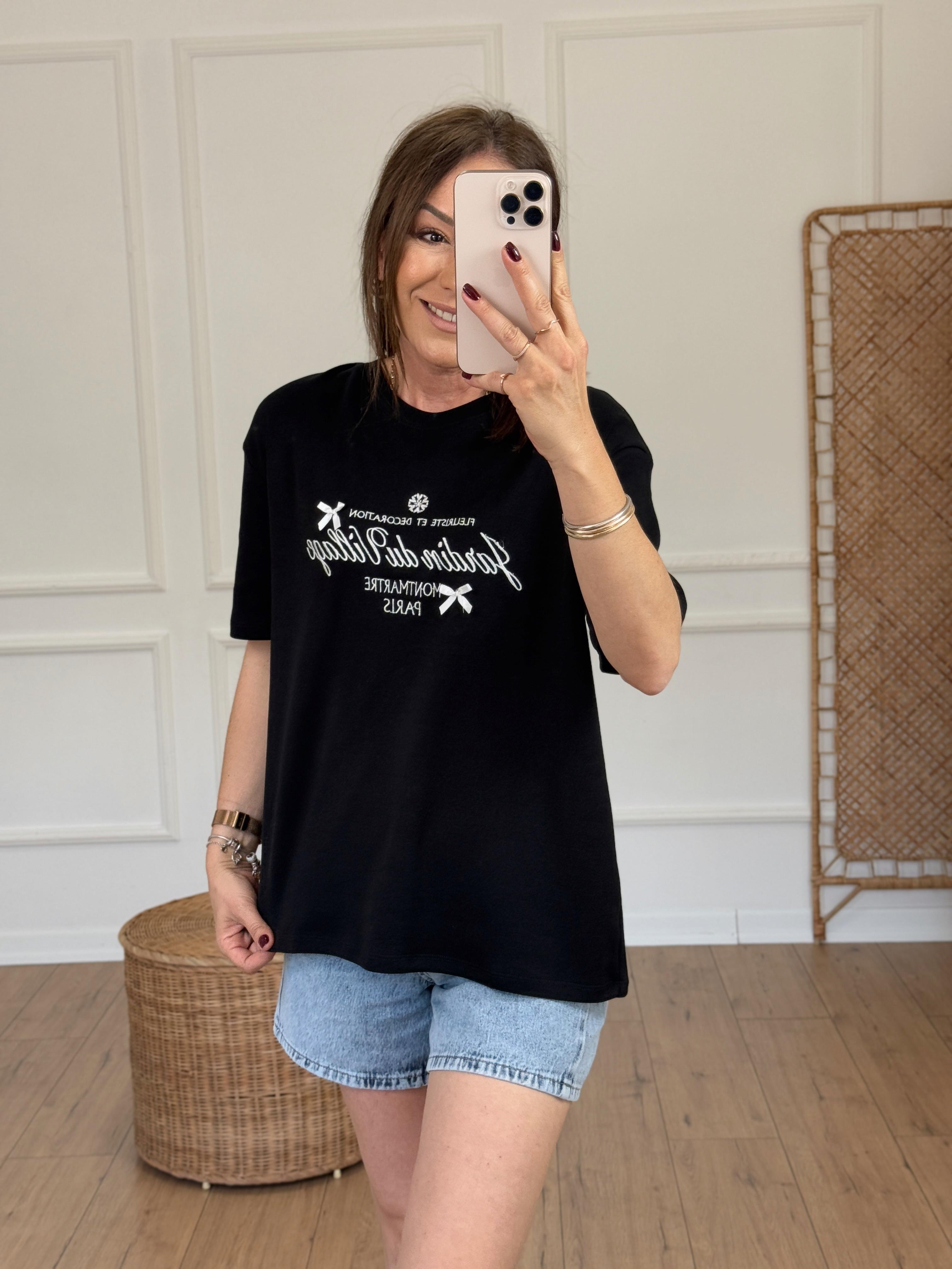 Kurdele Detaylı Yazı Nakışlı Tshirt SİYAH