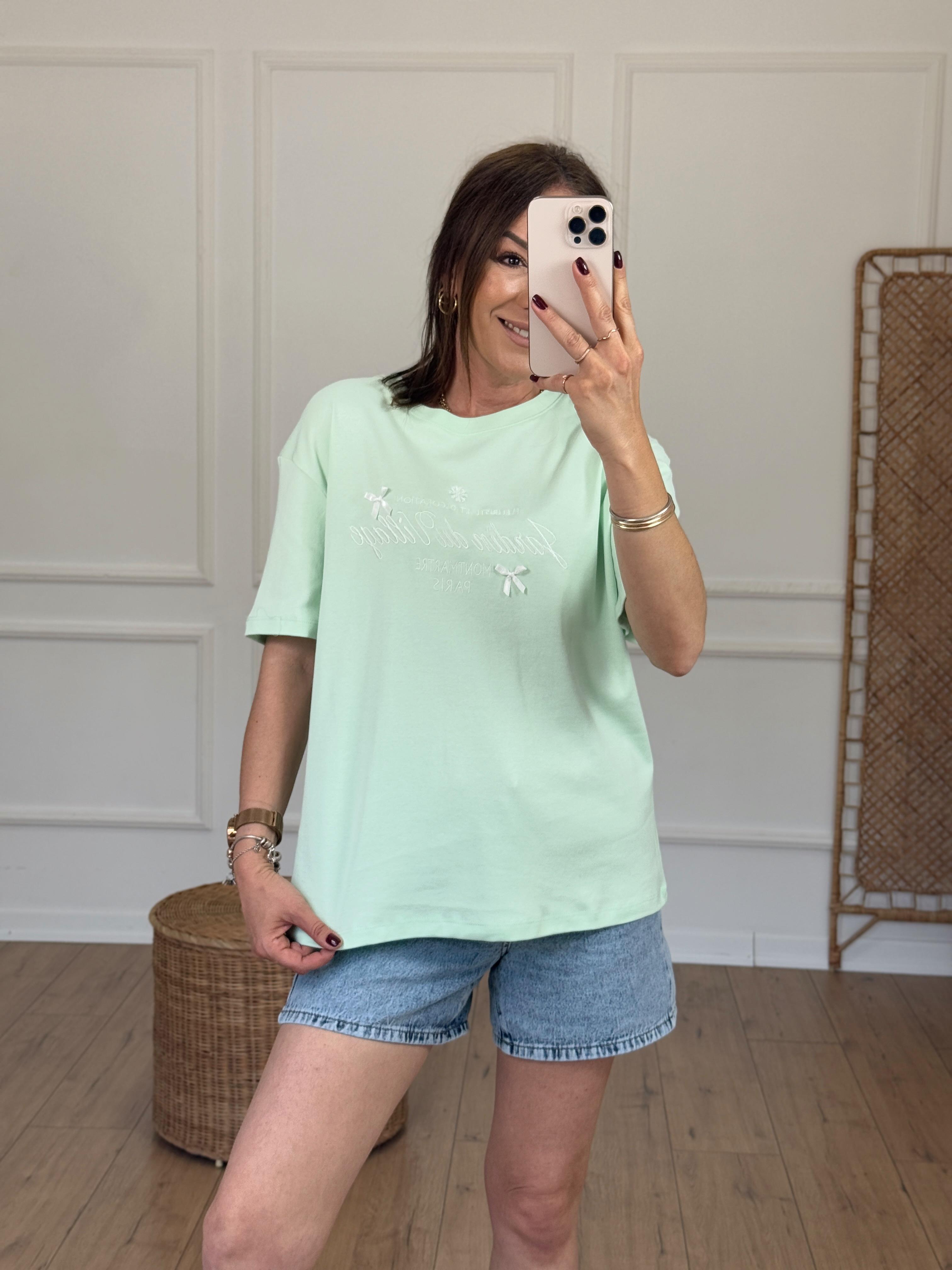 Kurdele Detaylı Yazı Nakışlı Tshirt SU YEŞİLİ