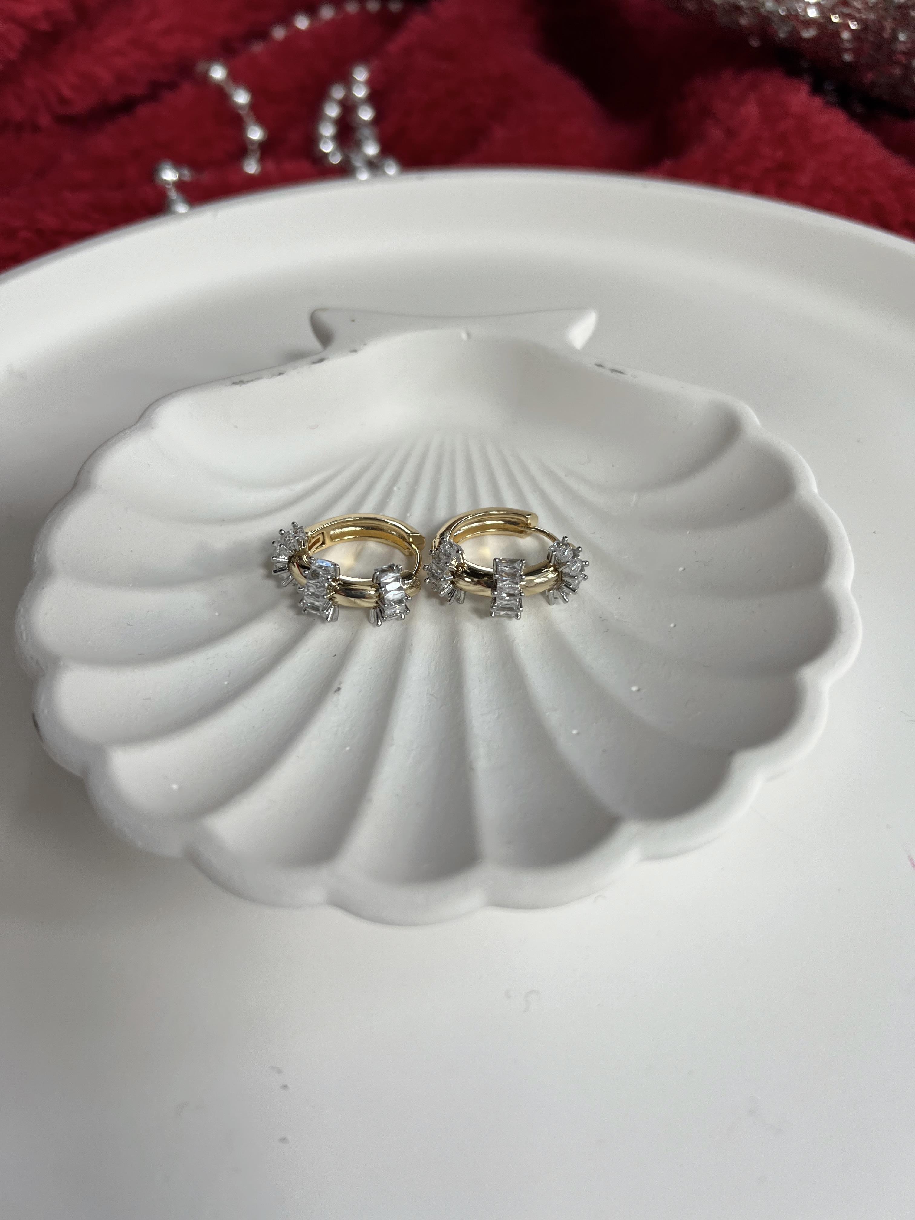 Baget Taşlı Biyeli Halka Küpe GOLD