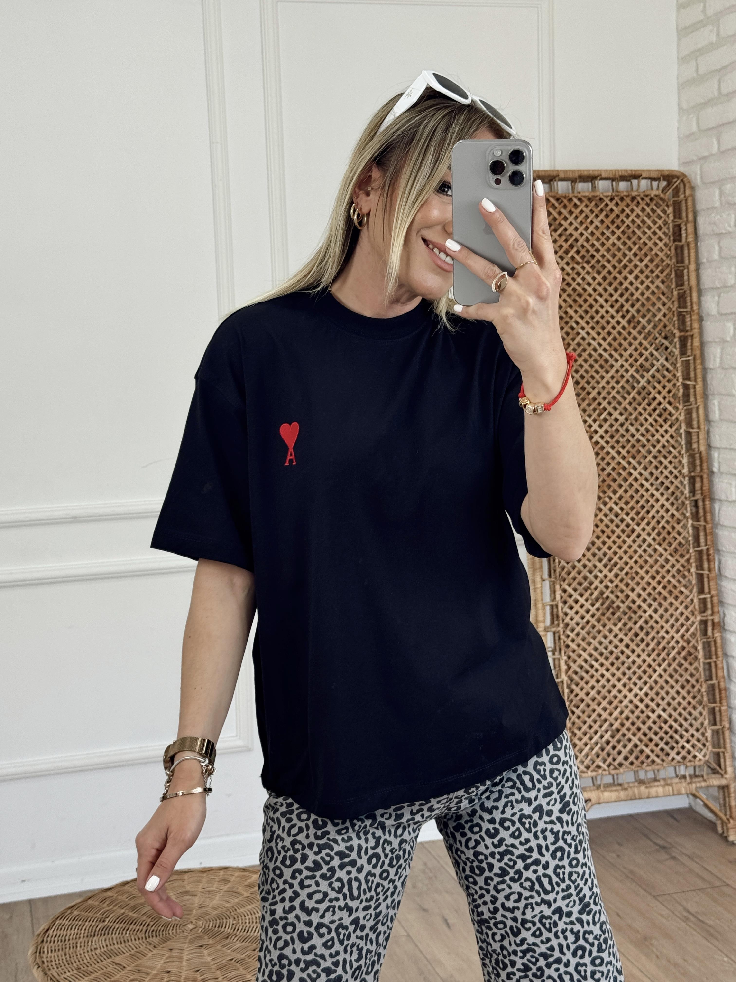 Harf Kalp İşlemeli Tshirt SİYAH