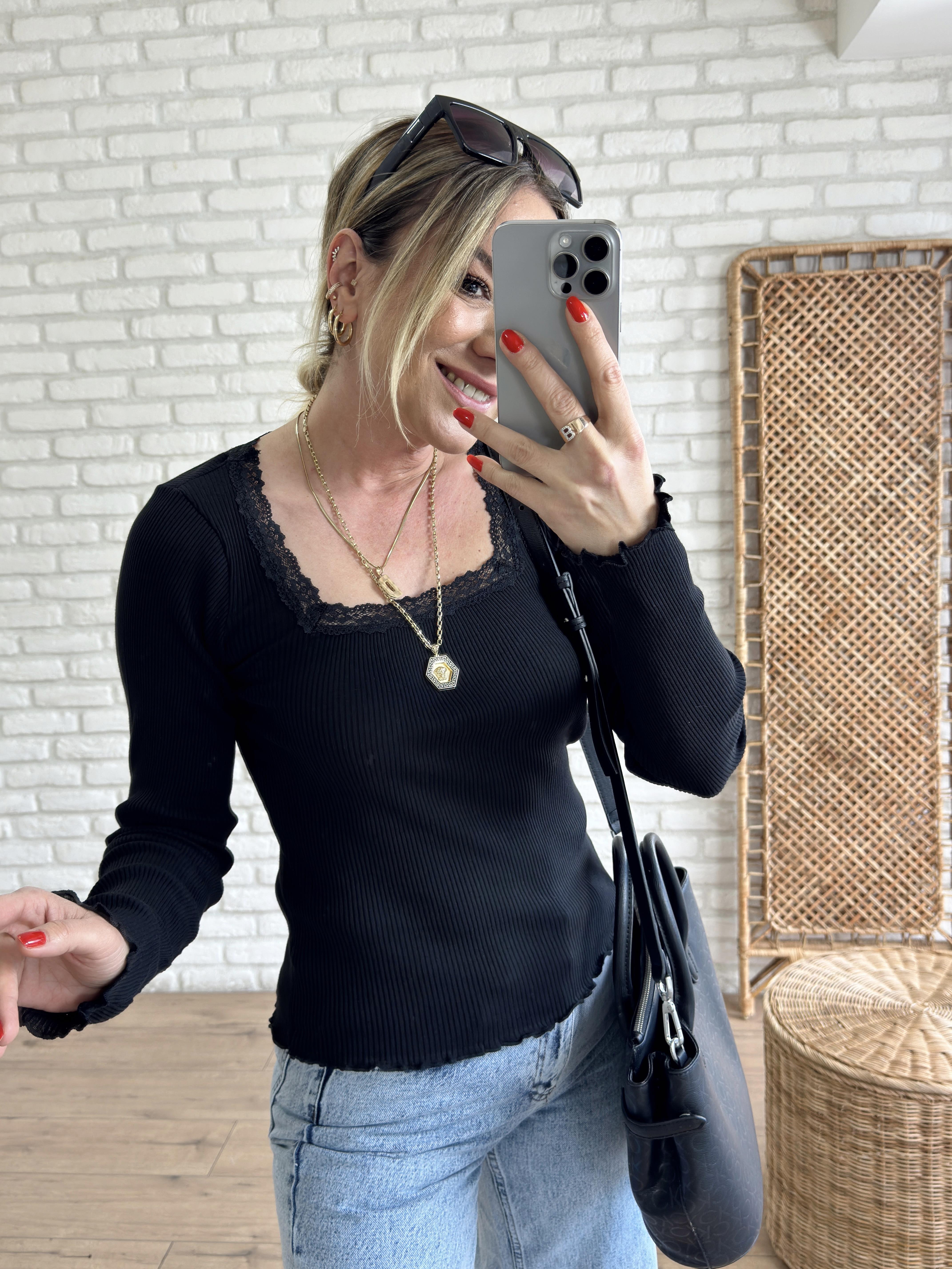 Kare Yaka Dantel Detaylı Bluz SİYAH