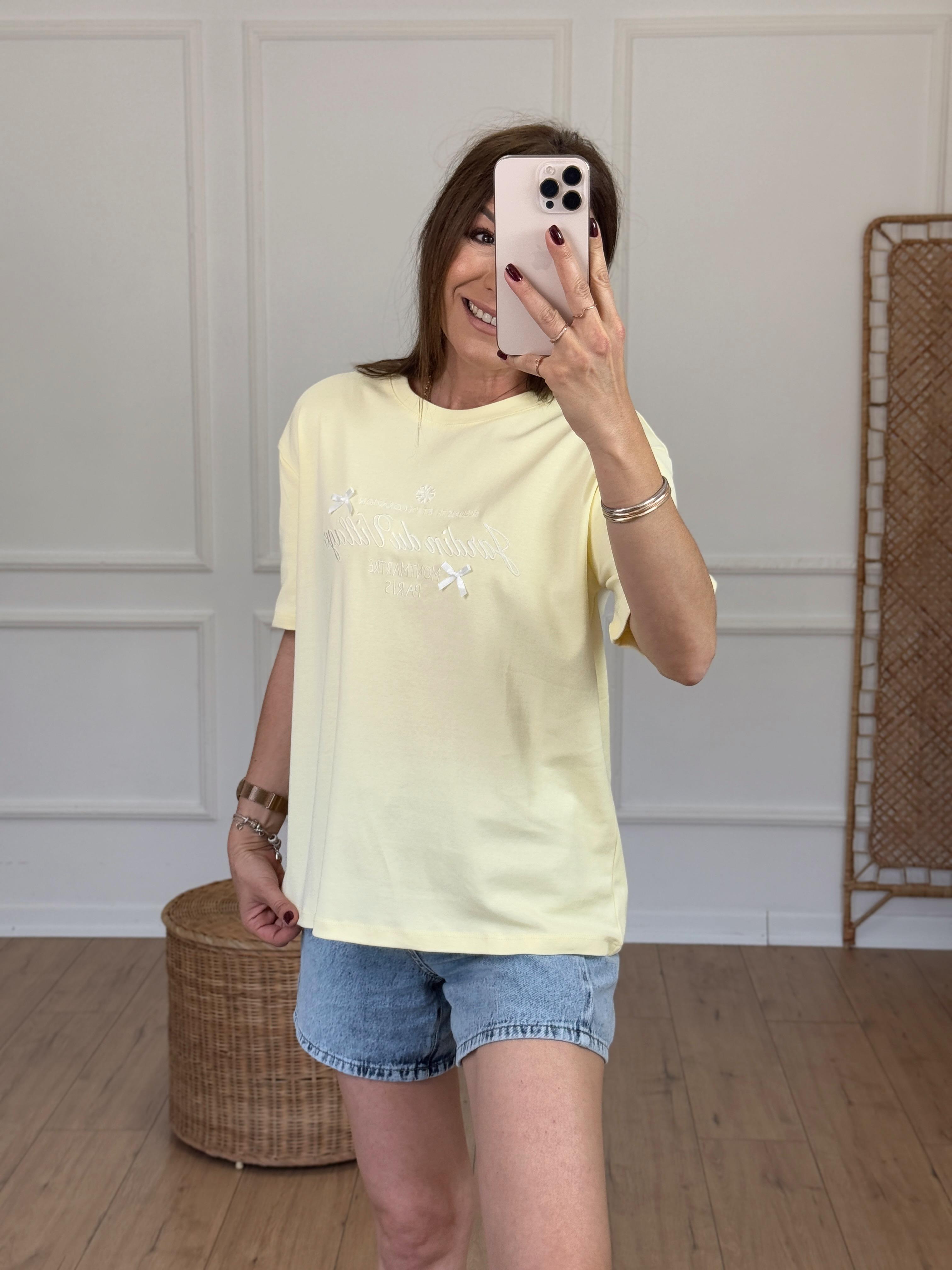 Kurdele Detaylı Yazı Nakışlı Tshirt SARI