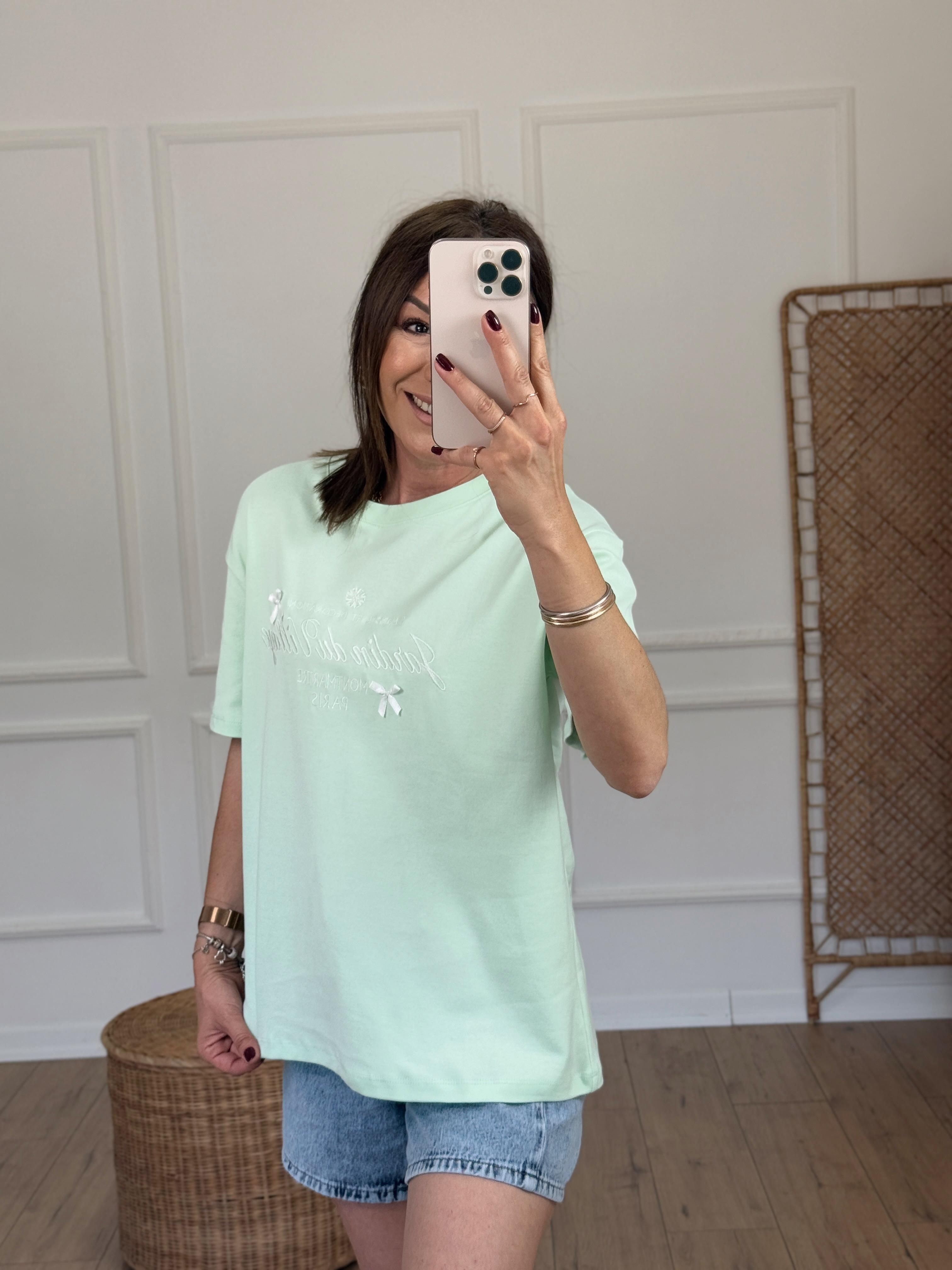 Kurdele Detaylı Yazı Nakışlı Tshirt SU YEŞİLİ
