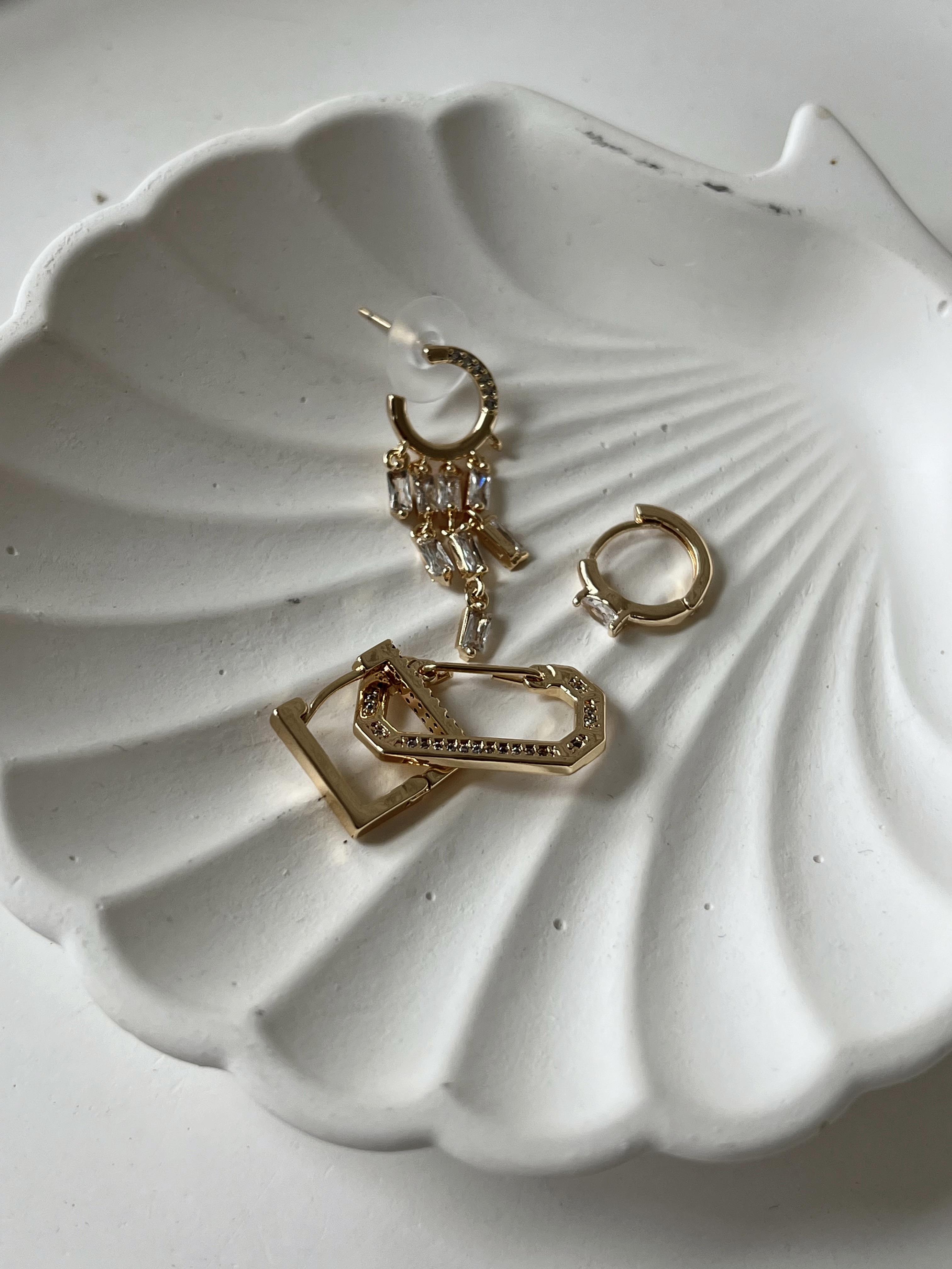 Taş Detaylı Sallantılı Üçlü Küpe GOLD