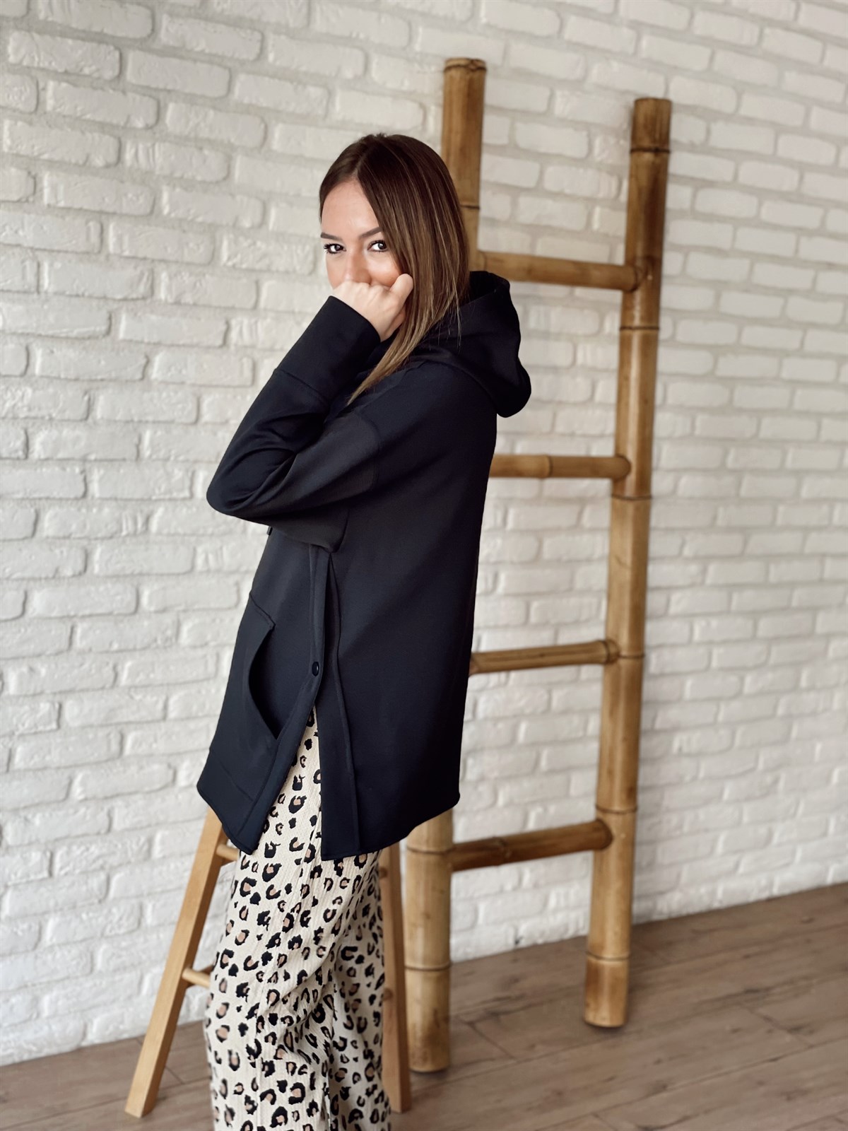 Yanı Düğmeli Kapüşonlu Sweat