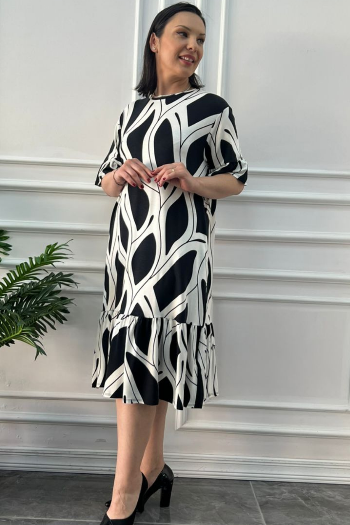 Büyük Beden Siyah Beyaz Volanlı Elbise