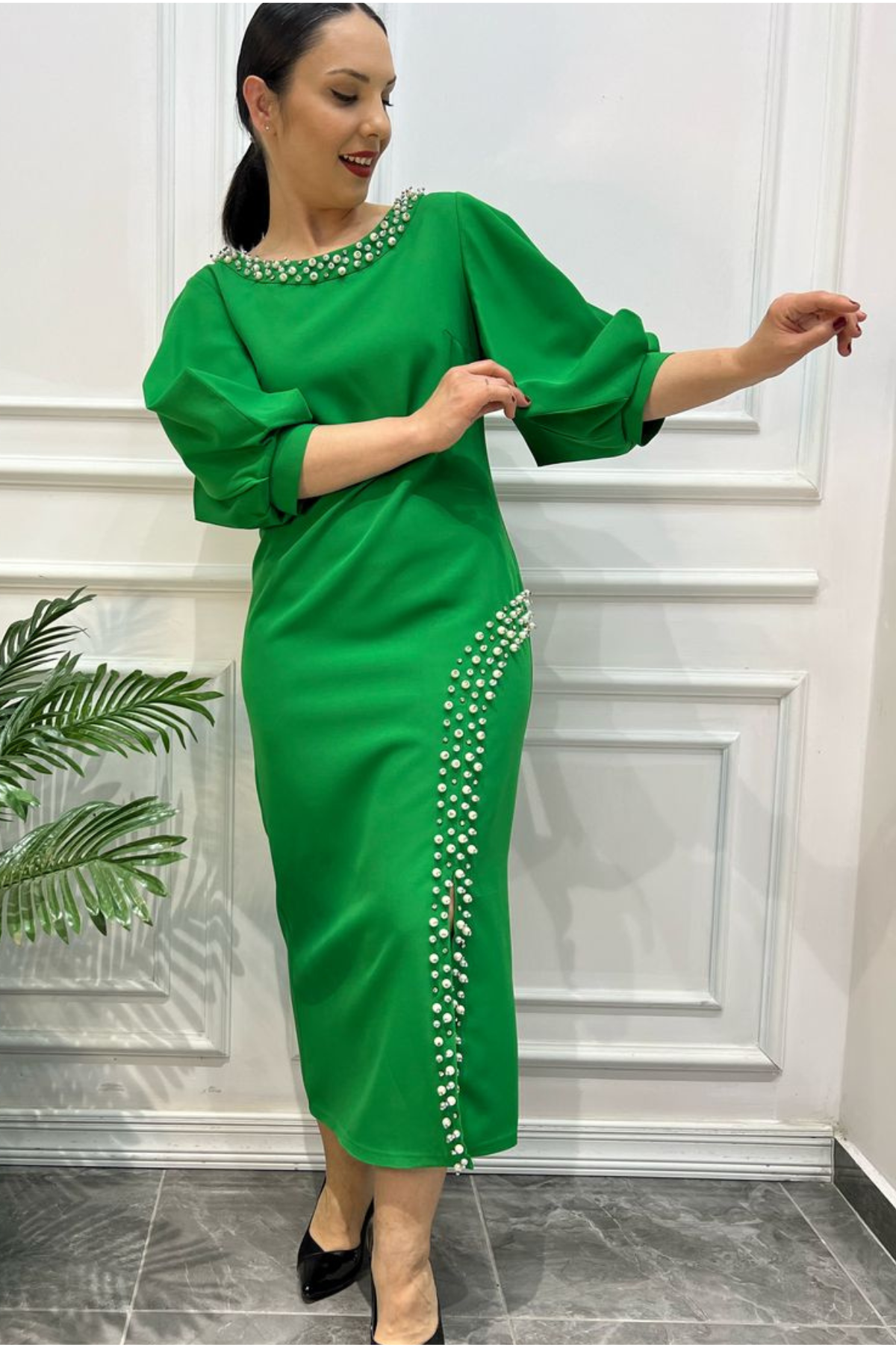 Büyük Beden Yaka Ve Yırtmaç İncili Elbise