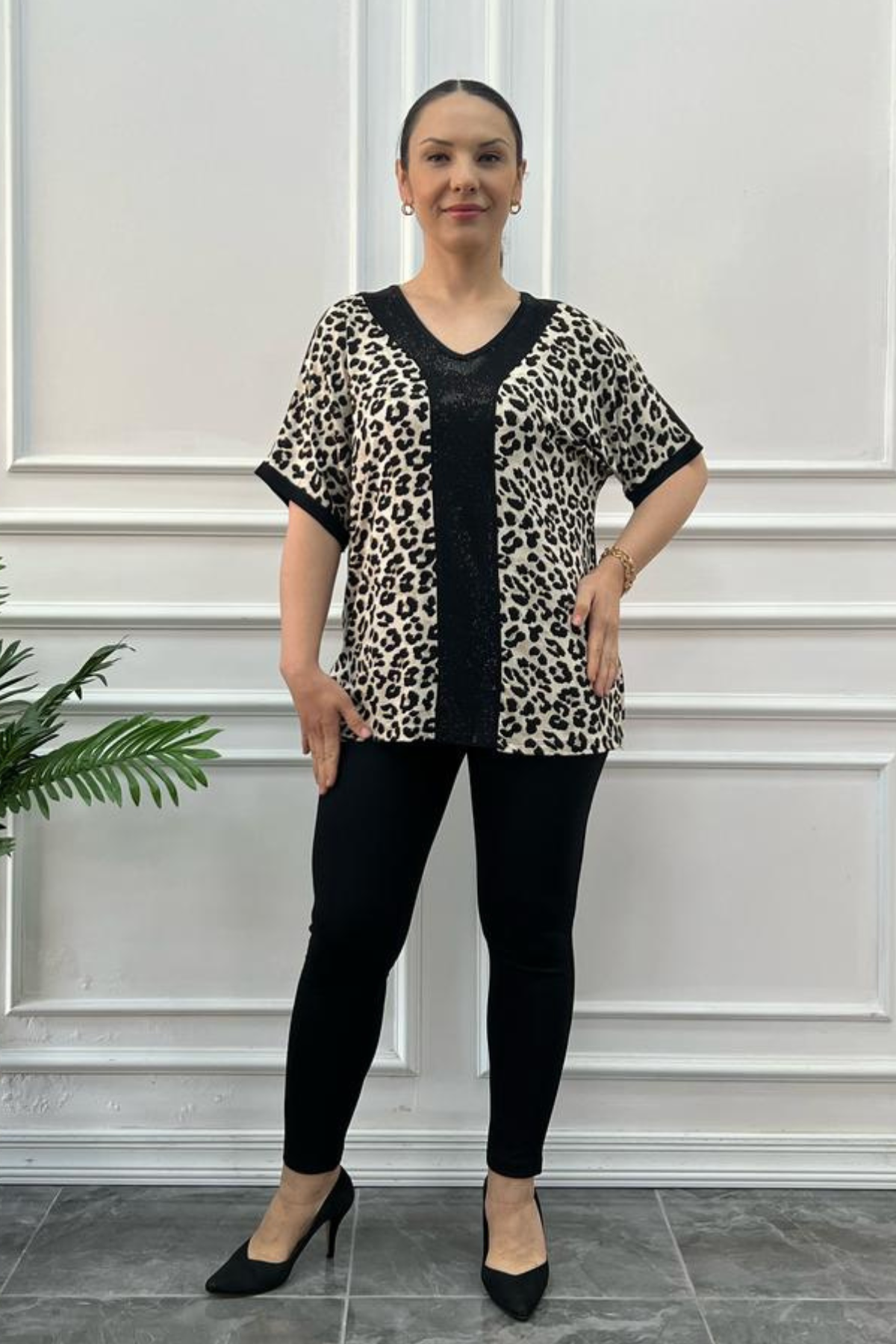 Büyük Beden V Yaka Önü Leopar Taşlı Tshirt