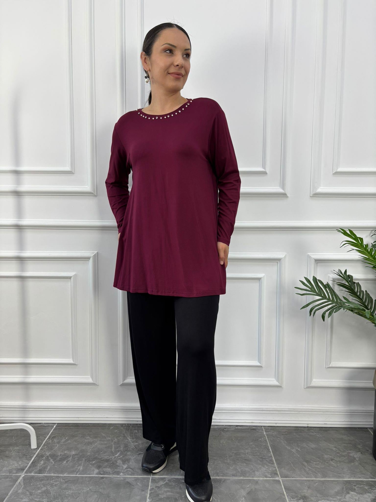 Yakası Taş ve İnci Detaylı Bluz