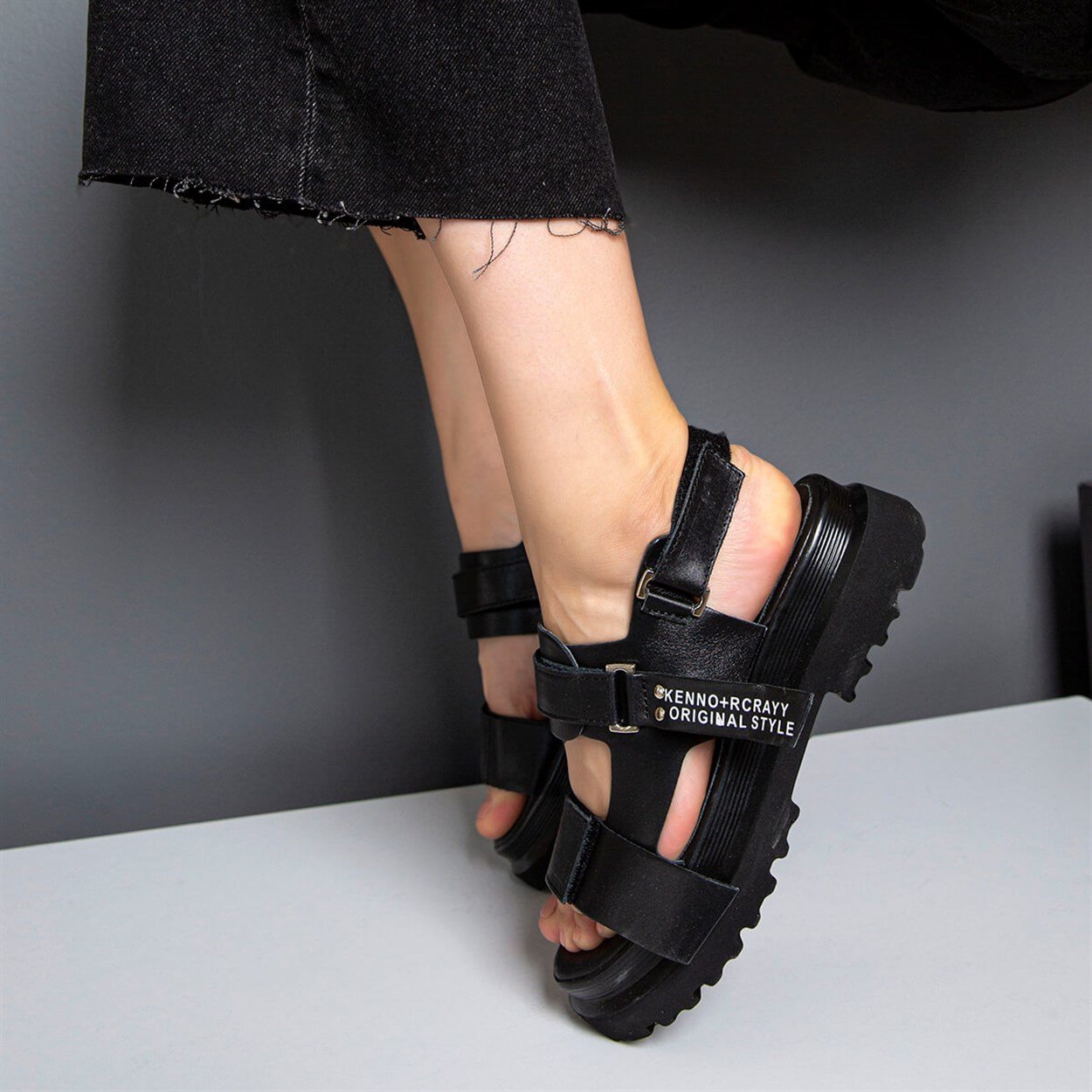Siyah Deri Bantlı Kadın Sandalet | Flower Ayakkabı