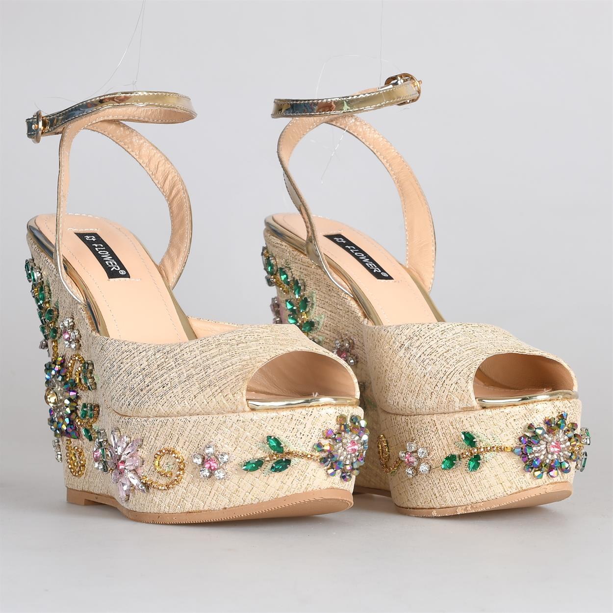 Flower Ayakkabı | Dore Pudra Deri Taş Detaylı Dolgu Topuklu Sandalet