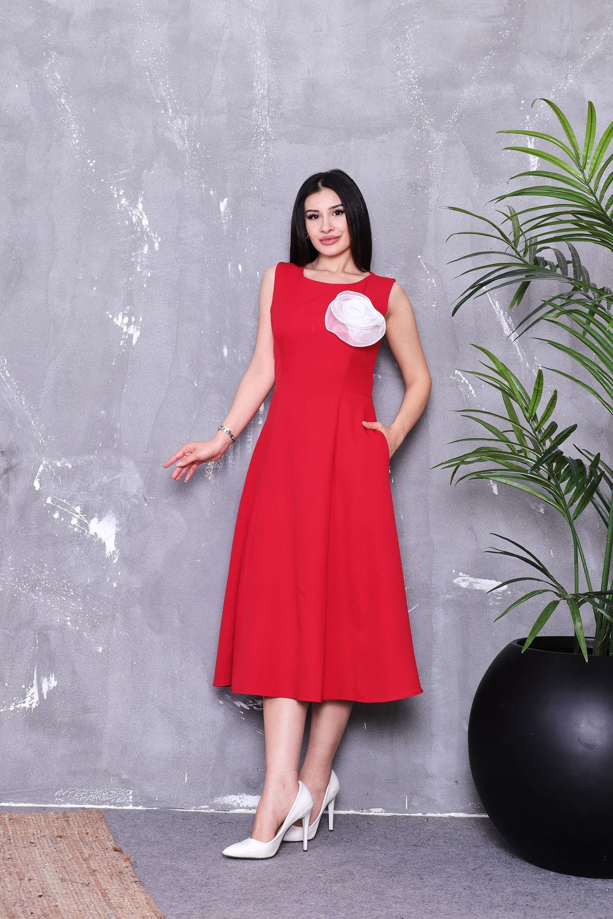 Elbise Gül Broşlu Elbise