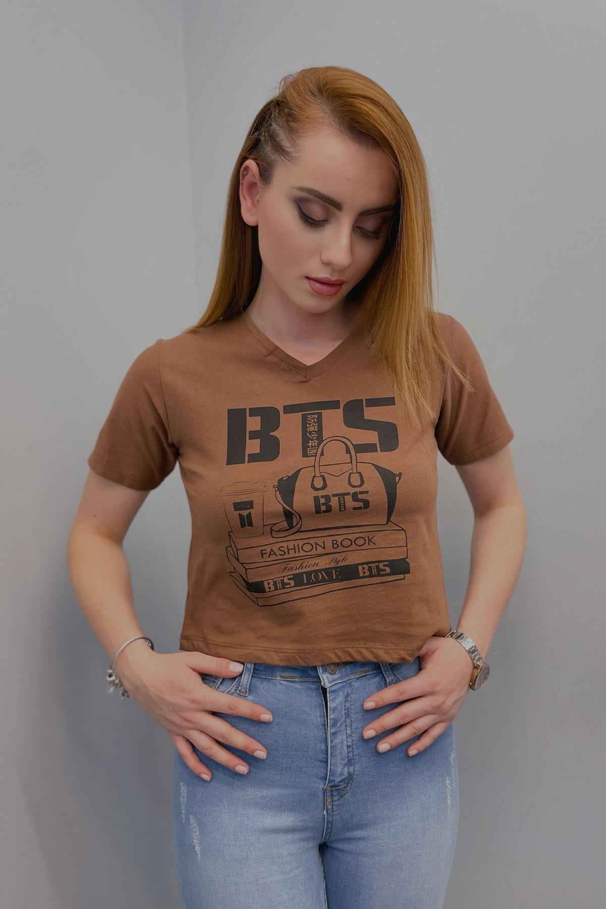 Tshirt Kadın V Yaka Önü Baskılı Crop T-Shirt Kahverengi