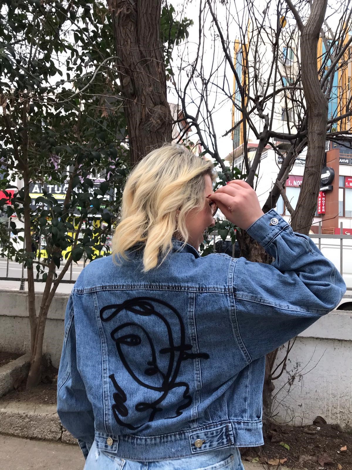 Kadın Kısa Arkası Desenli Kot Ceket