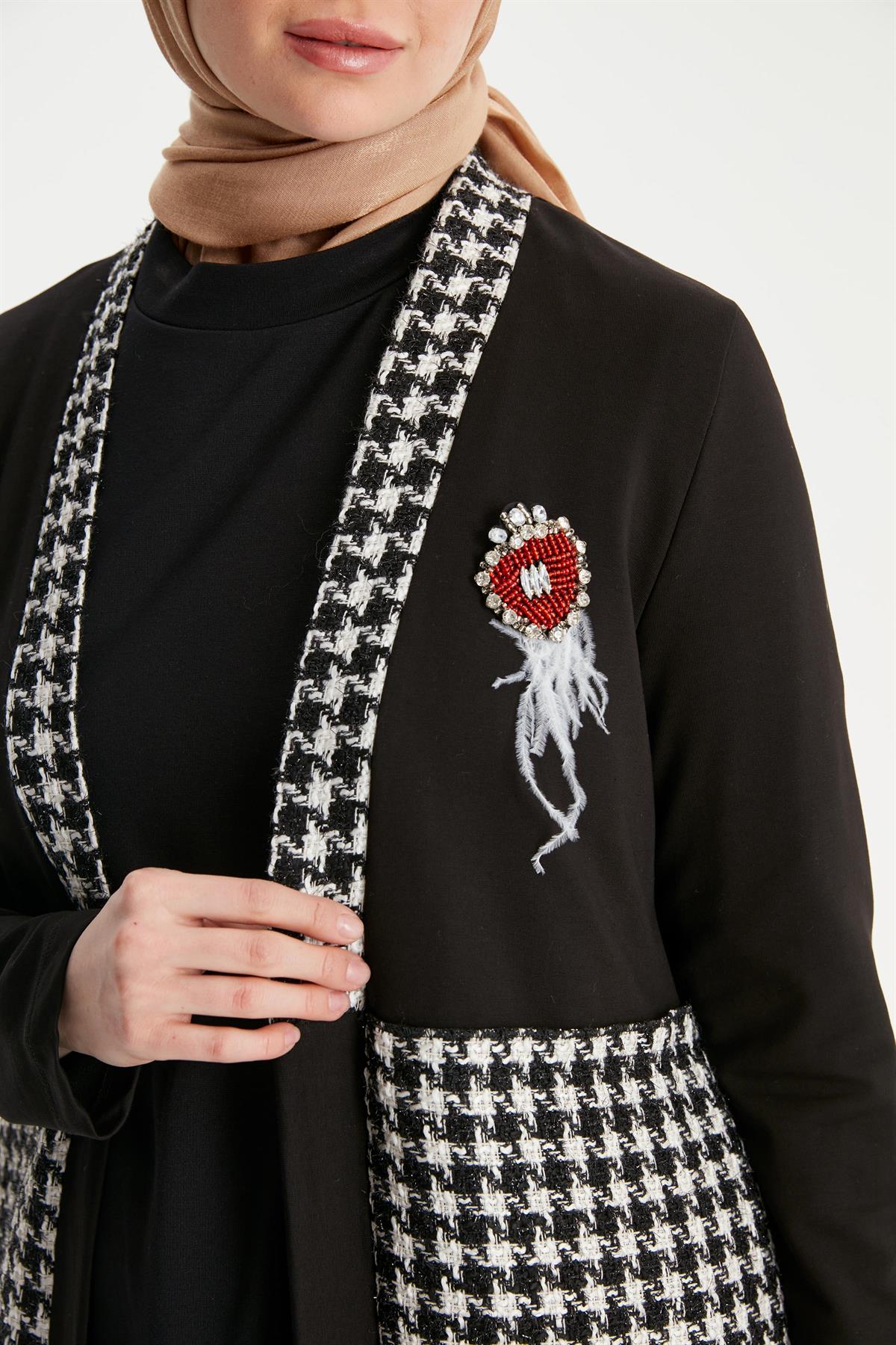 Brooch Detail Jacket With Kazewar Garnia - Black