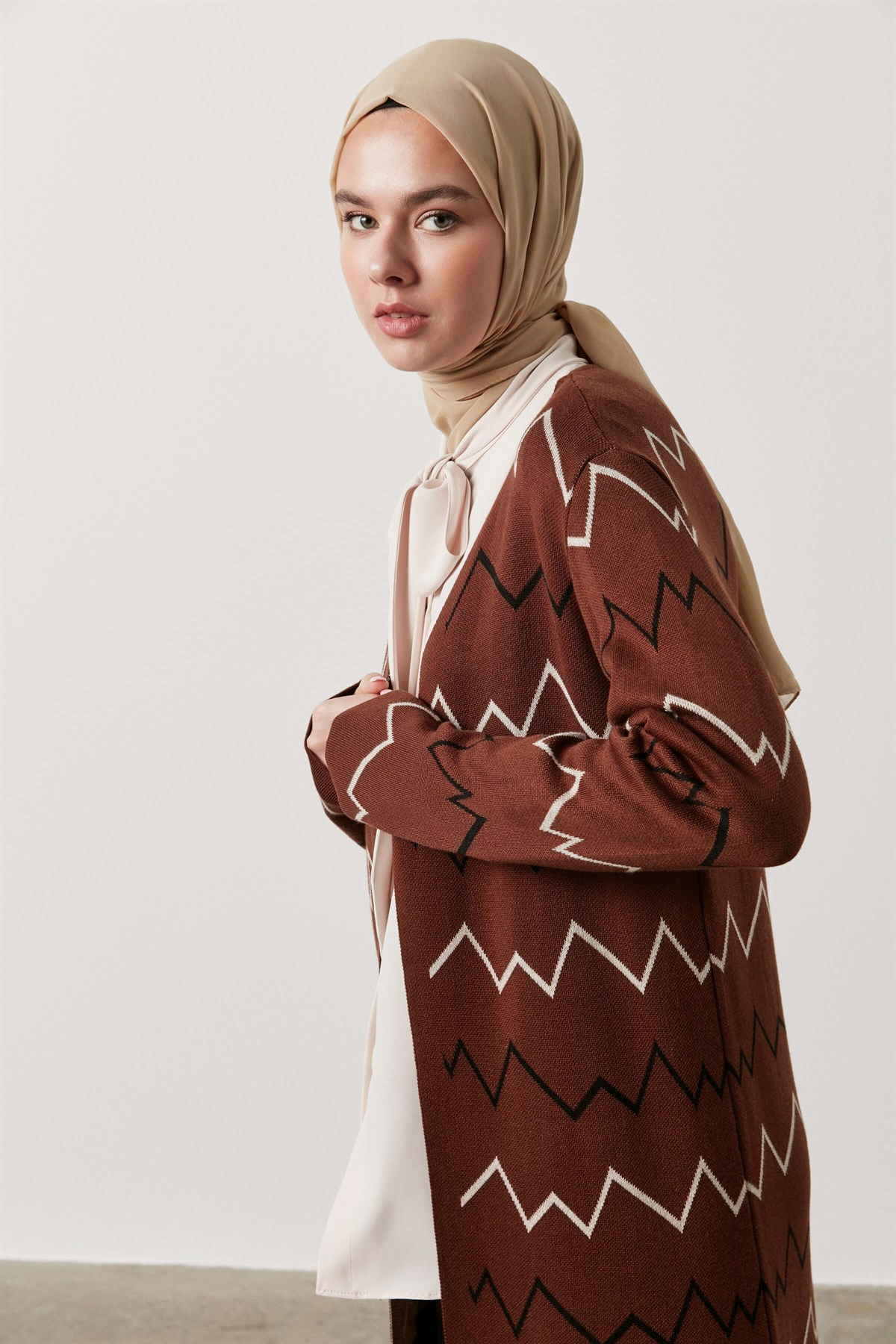 Zigzag Patterned Knitted Cardigan - Brown