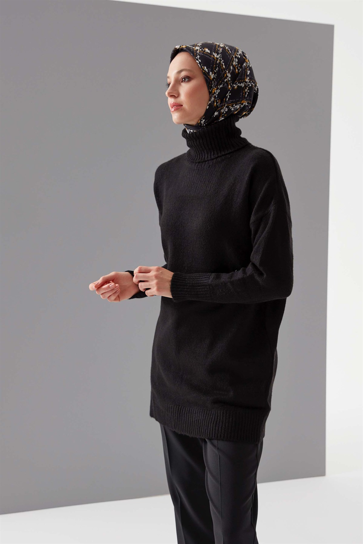 Turtleneck Knitwear Tunic - Black