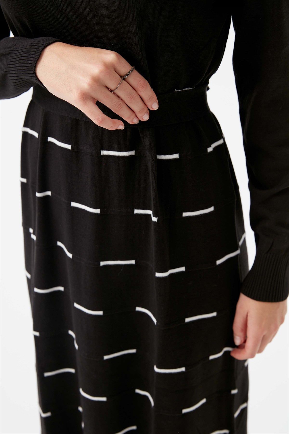 Çizgi Desen Kuşaklı Triko Elbise - Siyah