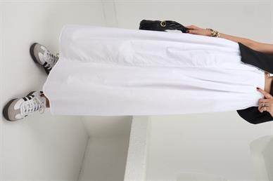 Arkası Cepli Beyaz Geniş Etek