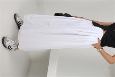 Arkası Cepli Beyaz Geniş Etek