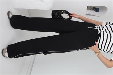 Beyaz Biyeli Siyah Bağcıklı Pantolon