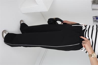 Beyaz Biyeli Siyah Bağcıklı Pantolon