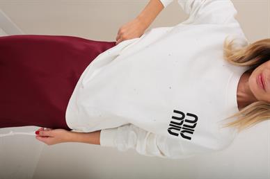 Beyaz Nakışlı Taş Baskılı Sweatshirt