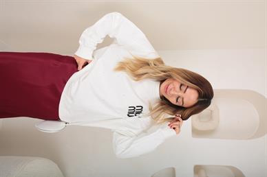 Beyaz Nakışlı Taş Baskılı Sweatshirt