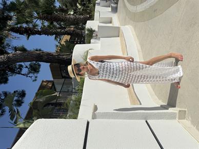 Beyaz Tığ İşi Yandan Yırtmaçlı Triko Elbise