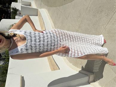 Beyaz Tığ İşi Yandan Yırtmaçlı Triko Elbise