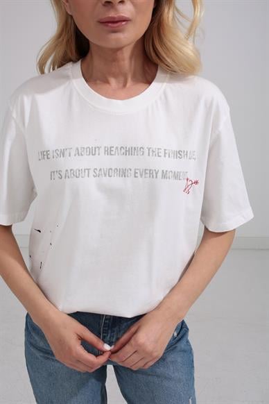 Bisiklet Yaka Baskılı Kalp Nakışlı Beyaz Tshirt