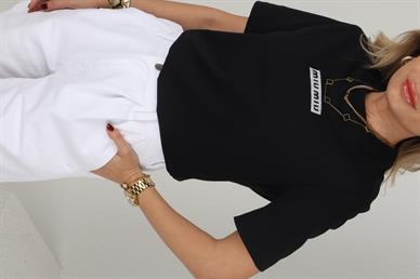 Bisiklet Yaka Dolgu Nakışlı Siyah Tshirt