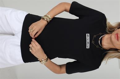 Bisiklet Yaka Dolgu Nakışlı Siyah Tshirt