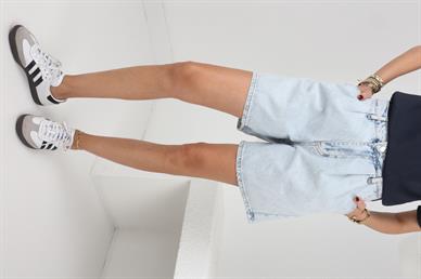 Buz Mavi Önü Pileli Denim şort