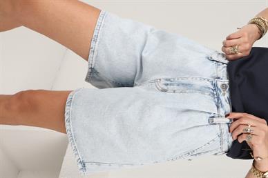 Buz Mavi Önü Pileli Denim şort