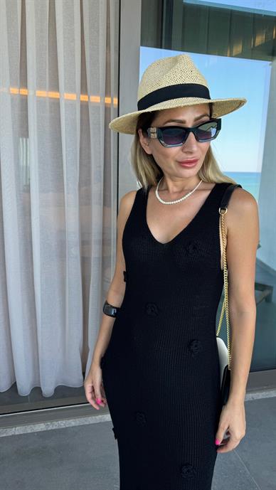 Çiçek Dikmeli Askılı Siyah Triko Elbise