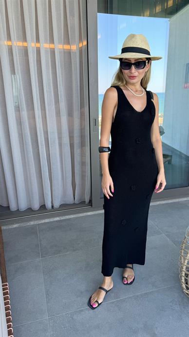 Çiçek Dikmeli Askılı Siyah Triko Elbise