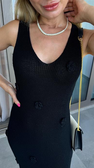 Çiçek Dikmeli Askılı Siyah Triko Elbise