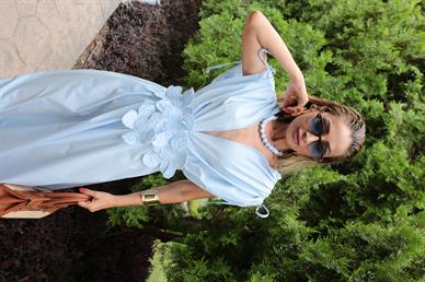 Derin V Yaka Takma Çiçekli Mavi Elbise