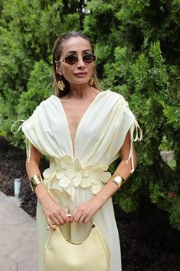 Derin V Yaka Takma Çiçekli Sarı Elbise