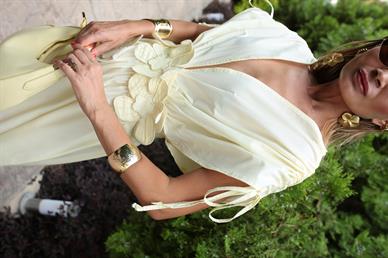 Derin V Yaka Takma Çiçekli Sarı Elbise