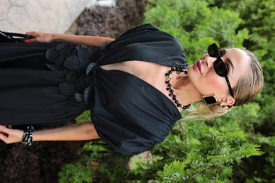 Derin V Yaka Takma Çiçekli Siyah Elbise