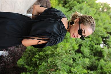 Derin V Yaka Takma Çiçekli Siyah Elbise