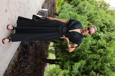 Derin V Yaka Takma Çiçekli Siyah Elbise