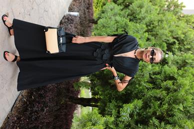 Derin V Yaka Takma Çiçekli Siyah Elbise